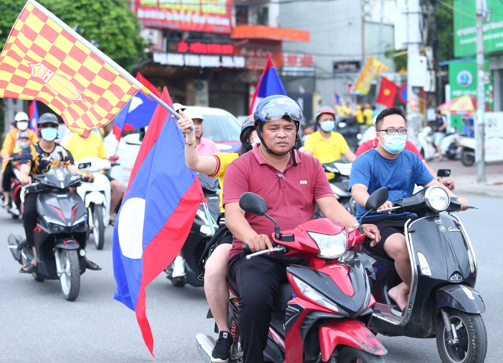 HLV U23 Lào đích thân cảm ơn hội CĐV Nam Định diễu hành ủng hộ ông và các học trò - Ảnh 16.