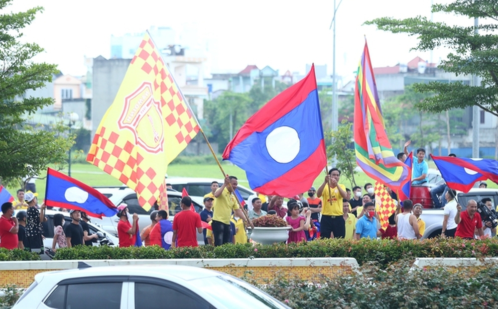 HLV U23 Lào đích thân cảm ơn hội CĐV Nam Định diễu hành ủng hộ ông và các học trò - Ảnh 8.