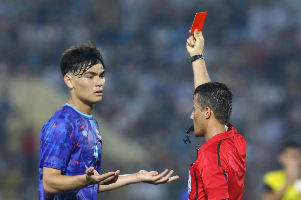 The Thai coach said bitterly about the red card;  U23 Malaysia praises Vietnamese fans all the way - Photo 1.