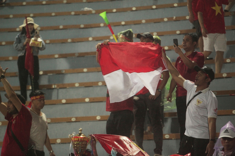 Thất thần vì thua đau U23 Việt Nam, U23 Indonesia có hành động phũ phàng với CĐV nhà - Ảnh 2.