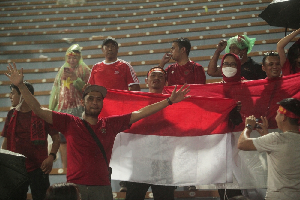 Thất thần vì thua đau U23 Việt Nam, U23 Indonesia có hành động phũ phàng với CĐV nhà - Ảnh 3.