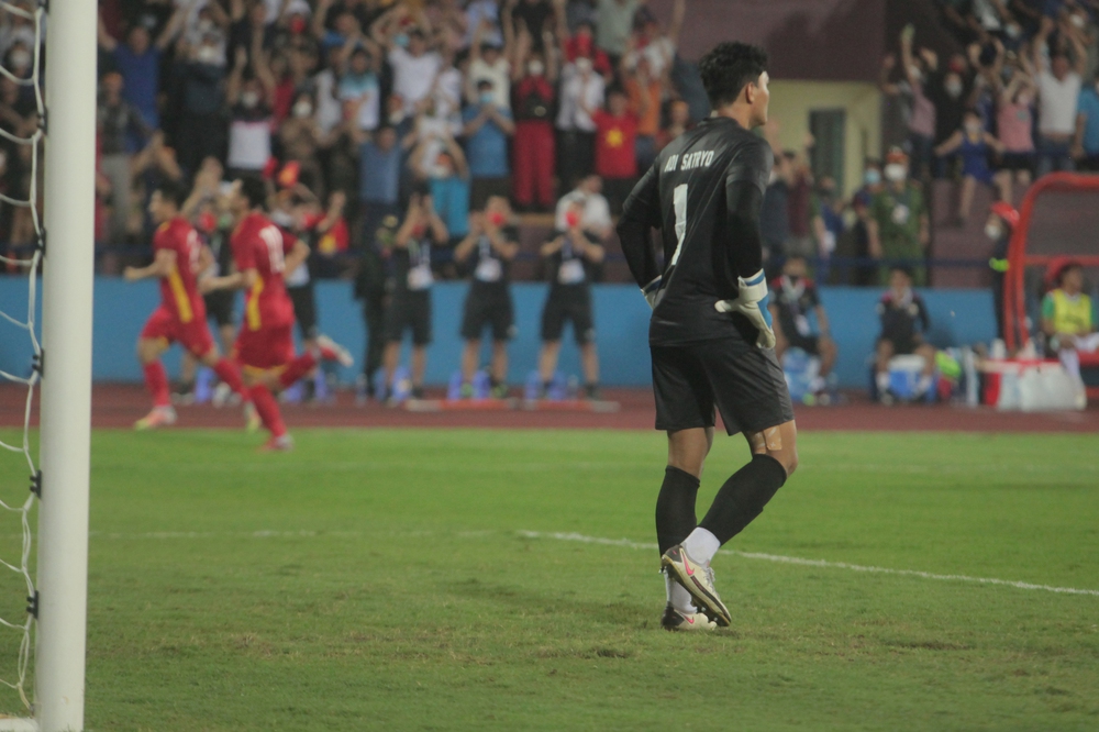 Thất thần vì thua đau U23 Việt Nam, U23 Indonesia có hành động phũ phàng với CĐV nhà - Ảnh 4.