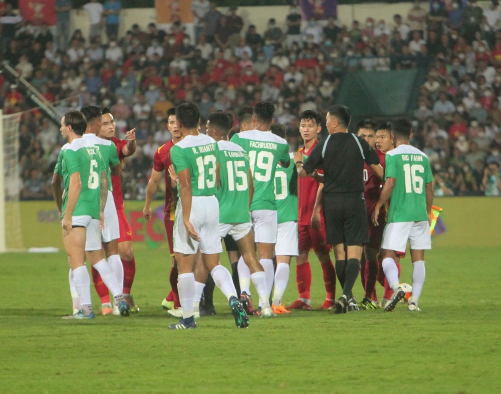 Thất thần vì thua đau U23 Việt Nam, U23 Indonesia có hành động phũ phàng với CĐV nhà - Ảnh 6.