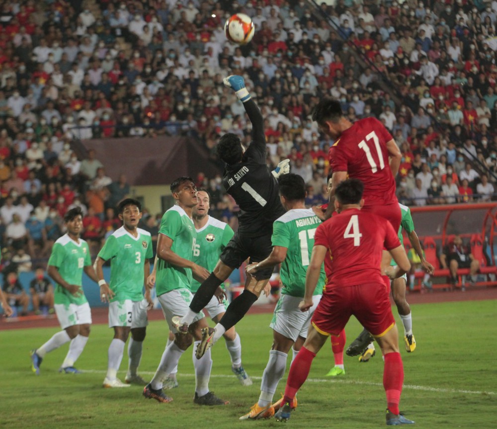 Thất thần vì thua đau U23 Việt Nam, U23 Indonesia có hành động phũ phàng với CĐV nhà - Ảnh 7.