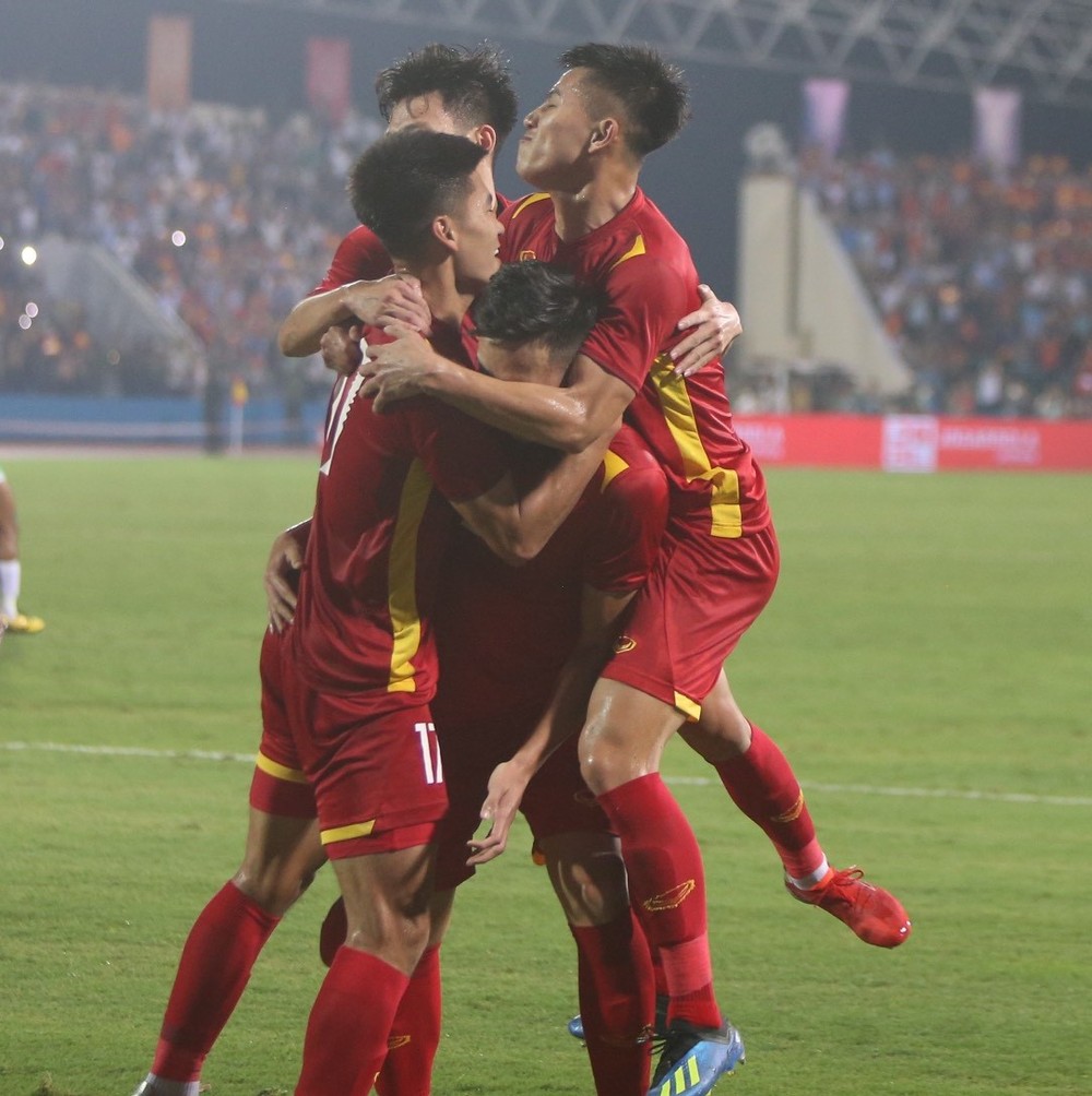 Thất thần vì thua đau U23 Việt Nam, U23 Indonesia có hành động phũ phàng với CĐV nhà - Ảnh 8.