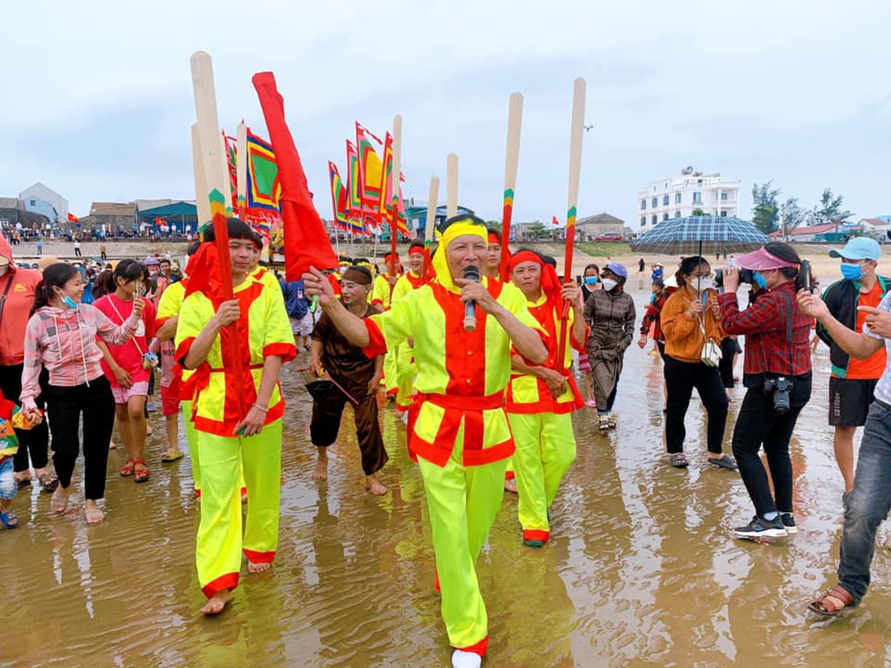 Độc đáo lễ hội cầu ngư Nhượng Bạn, hàng nghìn người đổ về tham gia - Ảnh 4.