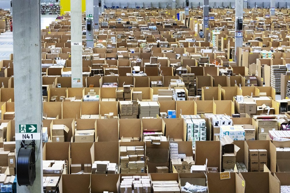 Bí mật siêu nhà kho của Amazon: To bằng 15 sân bóng, thuật toán quản lý mọi thứ, nhân viên không khác gì robot làm việc ít nhất 60 giờ/tuần - Ảnh 4.