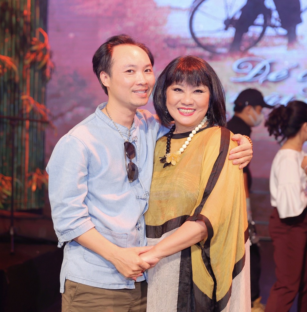 Cẩm Vân hát thăng hoa trong đêm nhạc Để con mãi mãi bên mẹ - Ảnh 8. Cẩm Vân hát thăng hoa trong đêm nhạc Để con mãi mãi bên mẹ - Ảnh 8.