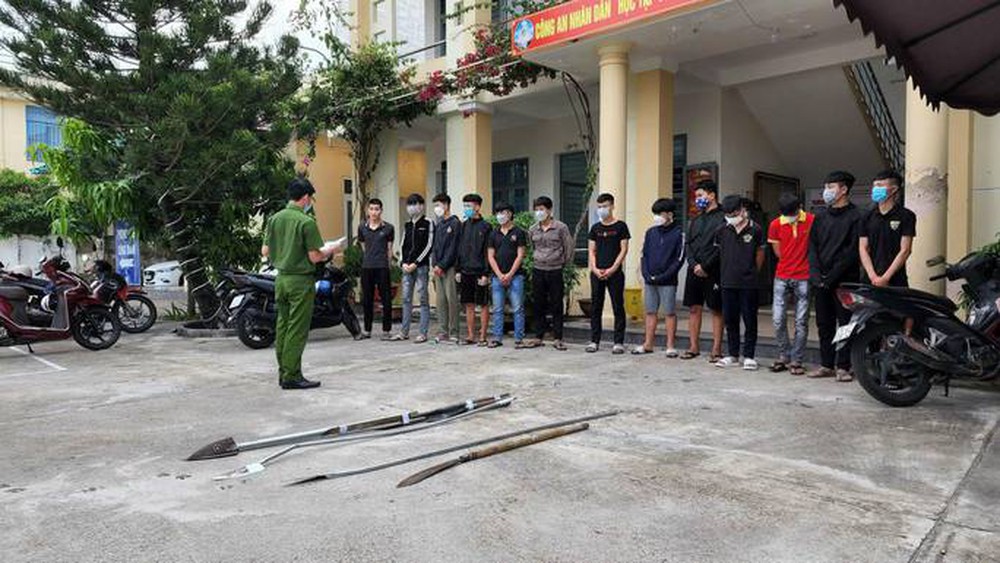  40 thanh niên vác đao kiếm, bom xăng hỗn chiến trong đêm trên đường ven biển Đà Nẵng  - Ảnh 3.