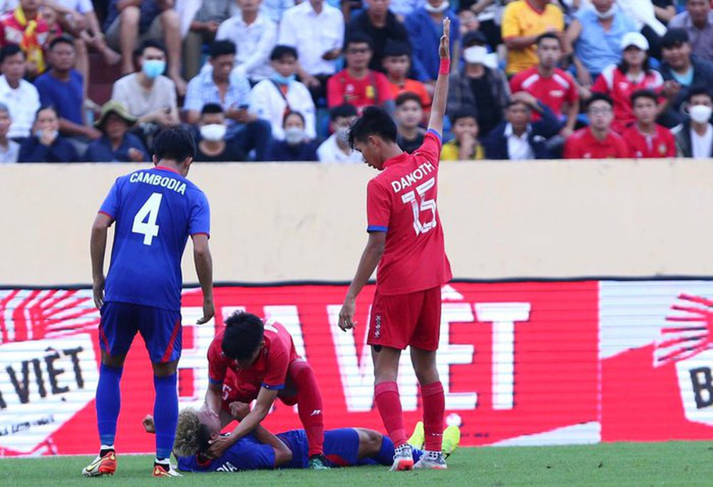 The opponent lay motionless, the Laos U23 player immediately gave first aid - Photo 1.