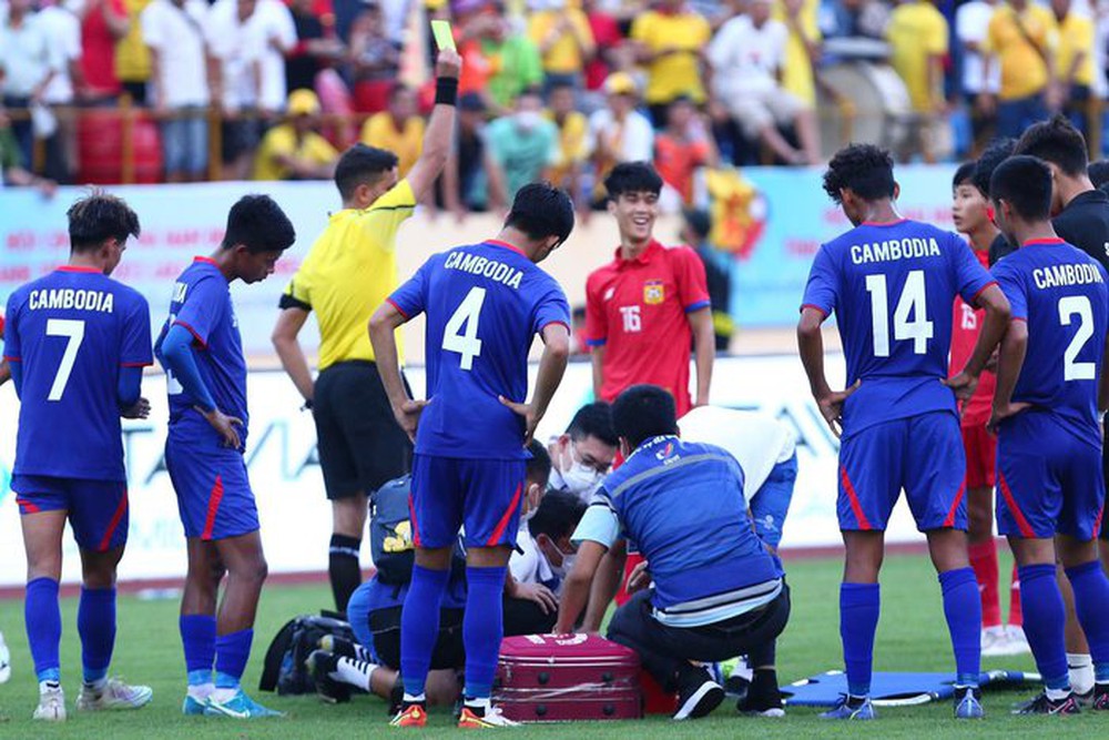 The opponent lay motionless, the Laos U23 player immediately gave first aid - Photo 2.