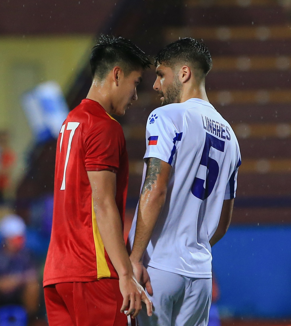 Provoked, the U23 Vietnamese striker headbutted his opponent - Photo 3.