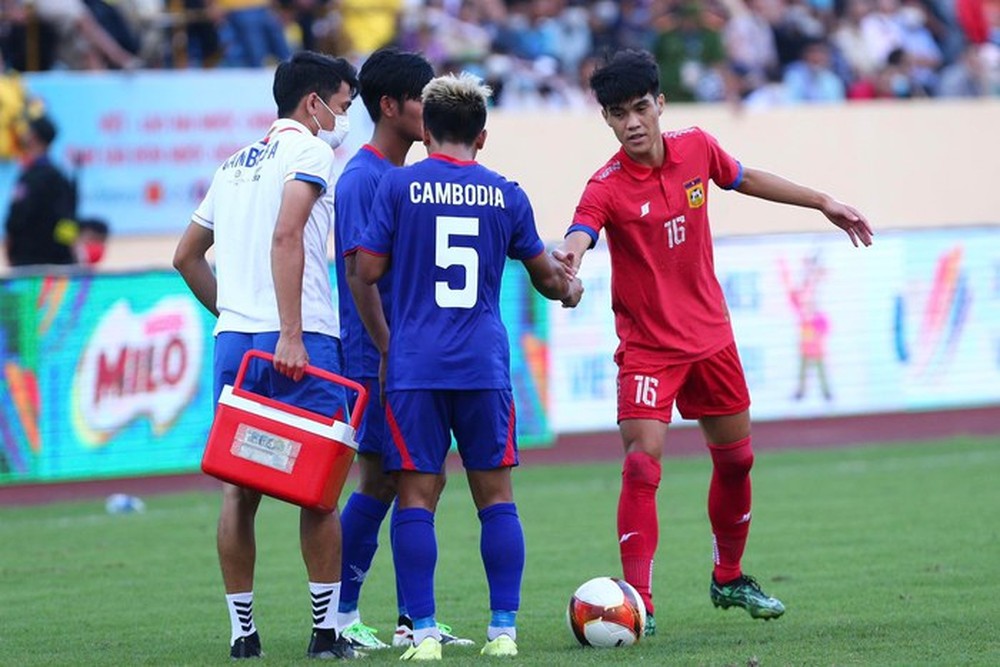 The opponent lay motionless, the Laos U23 player immediately gave first aid - Photo 3.