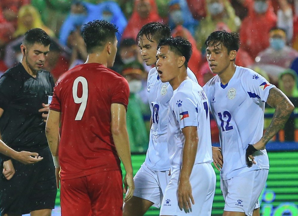 Provoked, the U23 Vietnamese striker headbutted his opponent - Photo 4.