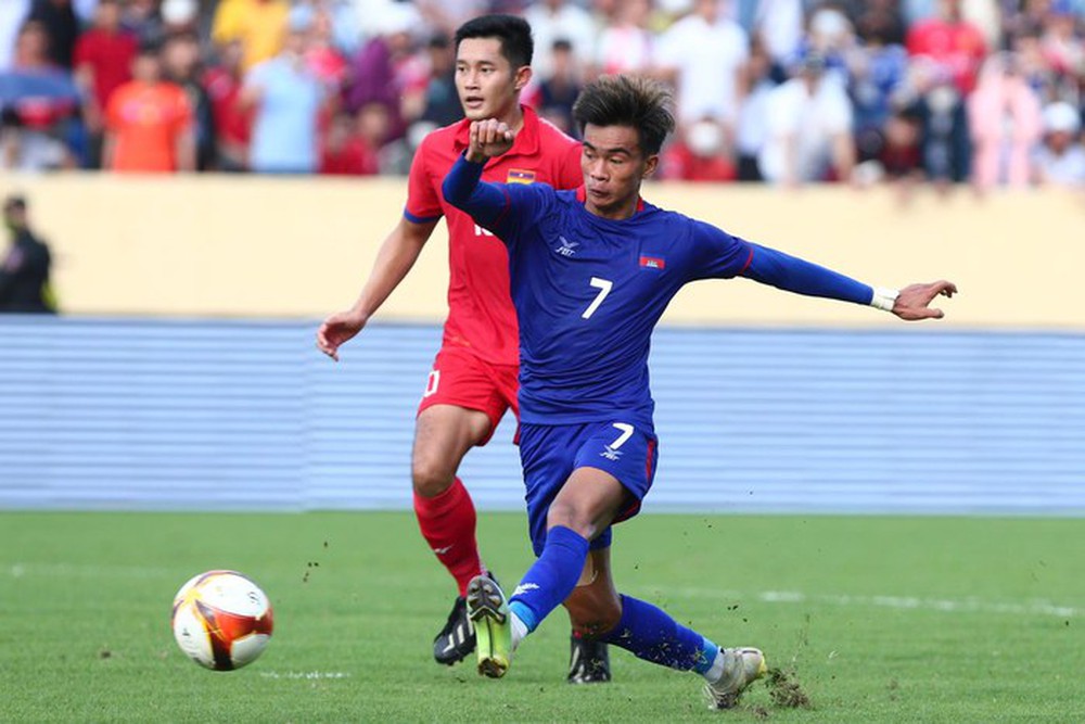 The opponent lay motionless, the Laos U23 player immediately gave first aid - Photo 4.