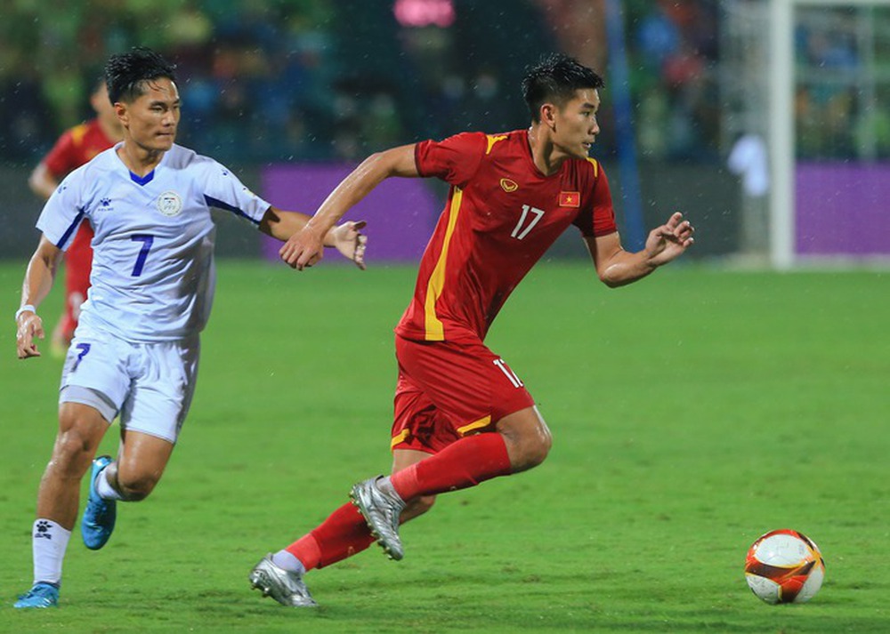 Provoked, the U23 Vietnamese striker headbutted his opponent - Photo 5.