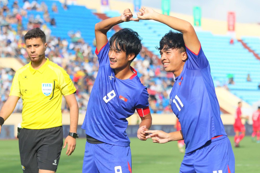 The opponent lay motionless, the Laos U23 player immediately gave first aid - Photo 5.