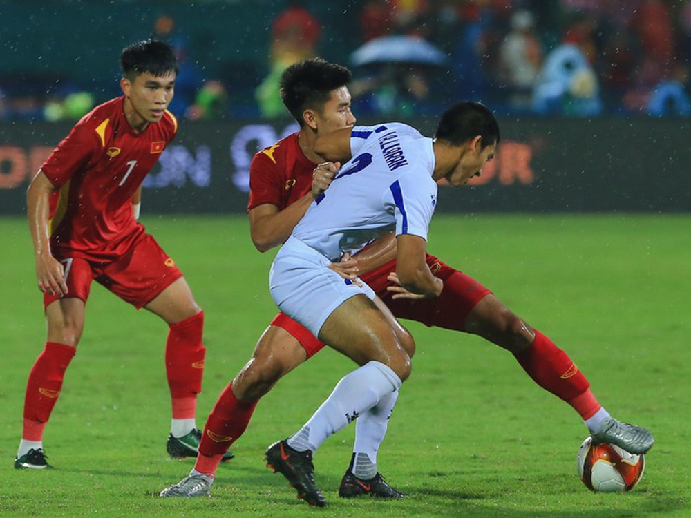 Provoked, the striker U23 Vietnam headbutted his opponent - Photo 6.