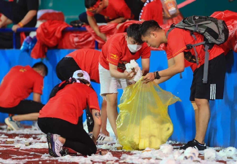 Màn mưa giấy vệ sinh tranh cãi trên sân Việt Trì: Hội trưởng CĐV Phú Thọ lên tiếng - Ảnh 5.