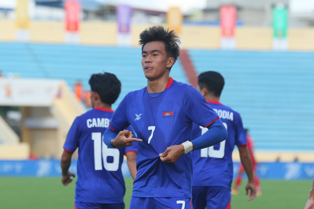 The opponent lay motionless, the Laos U23 player immediately gave first aid - Photo 6.