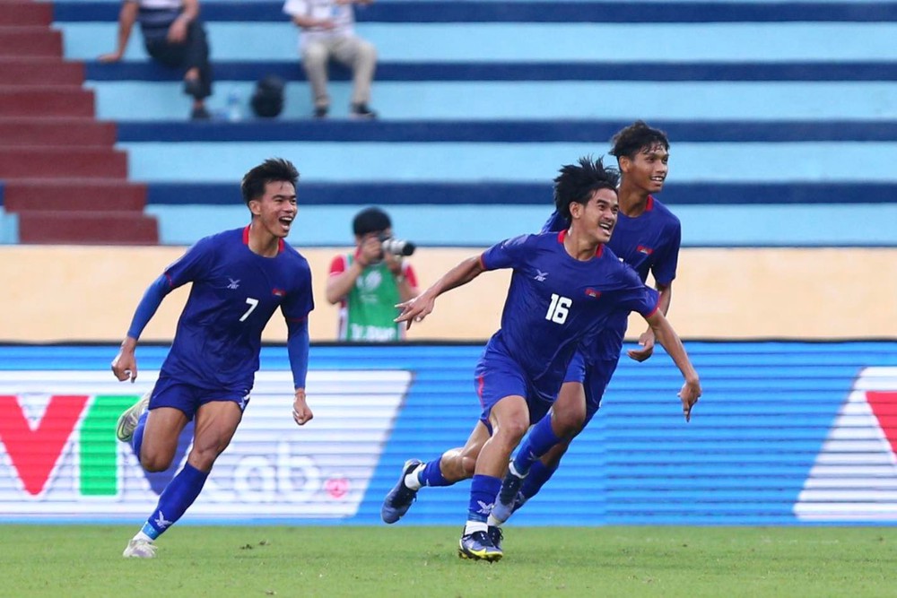 The opponent lay motionless, the Laos U23 player immediately gave first aid - Photo 7.