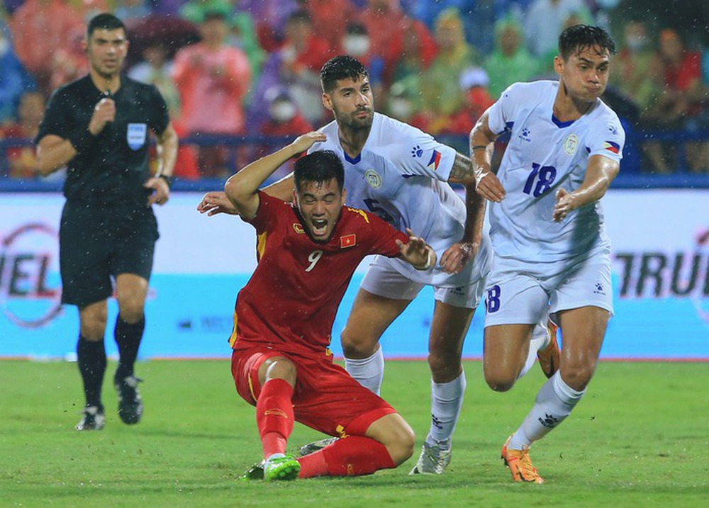 Provoked, the striker U23 Vietnam headbutted his opponent - Photo 8.