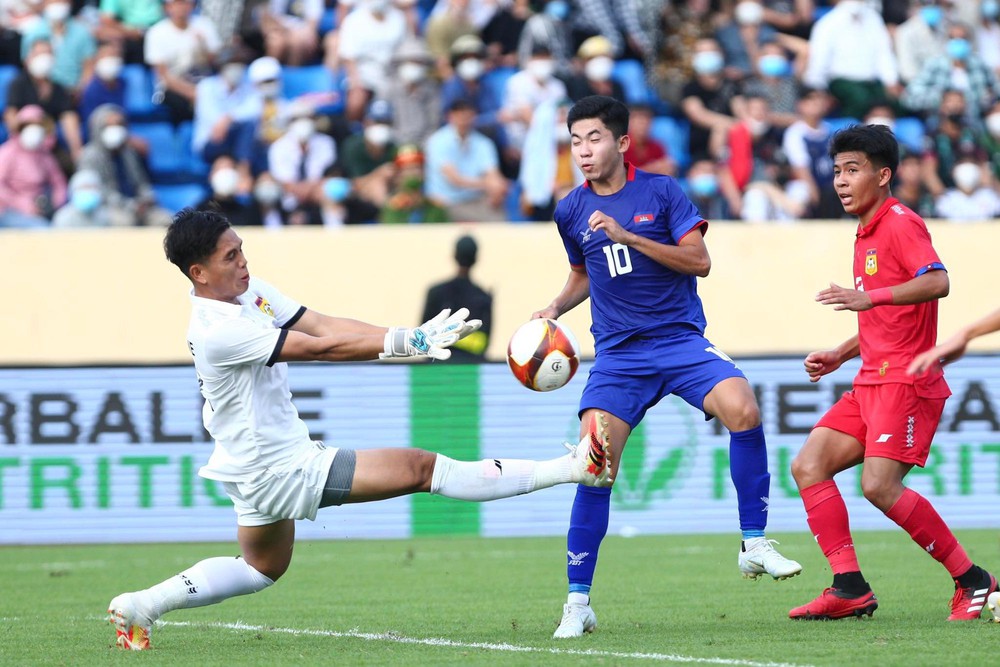 The opponent lay motionless, the Laos U23 player immediately gave first aid - Photo 8.