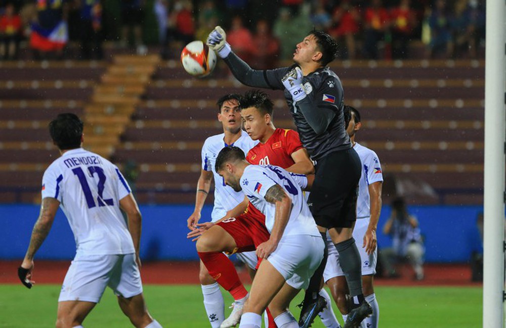 Provoked, the U23 Vietnamese striker headbutted his opponent - Photo 9.