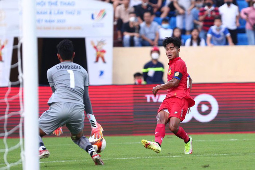 The opponent lay motionless, the Laos U23 player immediately gave first aid - Photo 9.