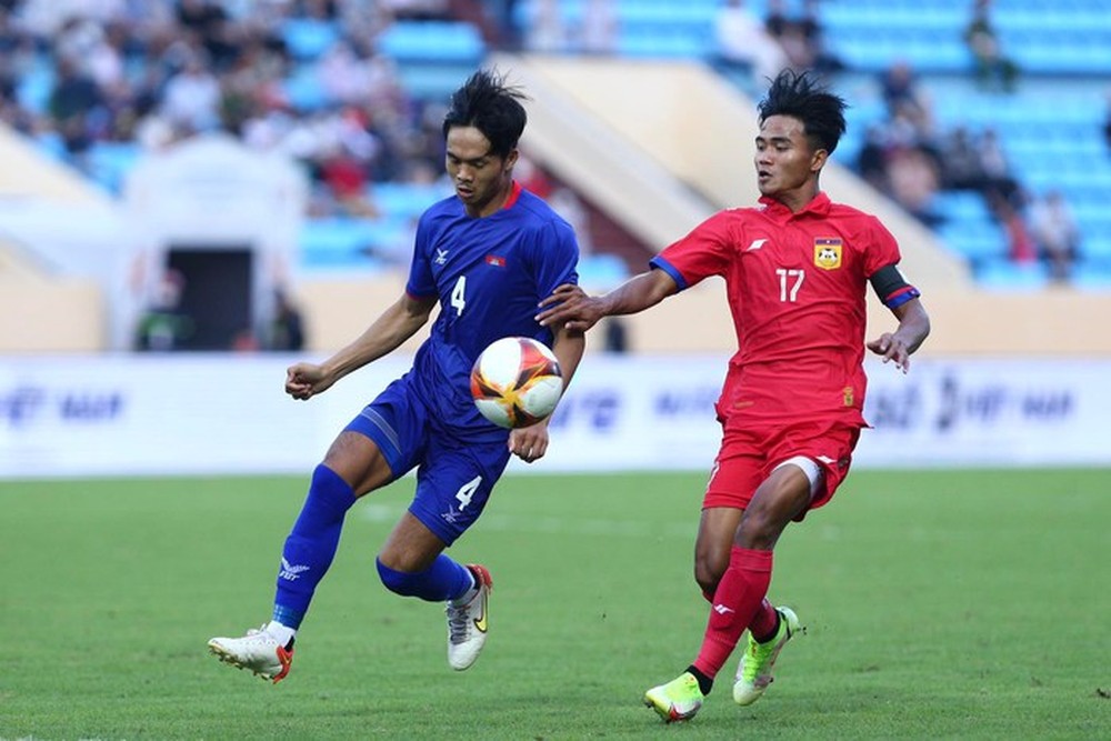 The opponent lay motionless, the Laos U23 player immediately gave first aid - Photo 10.