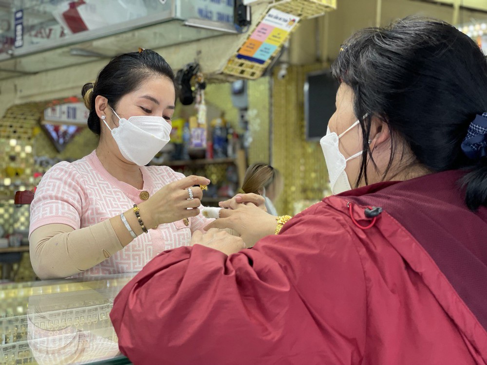 Vietnamese people buy the most gold in Southeast Asia, nearly ten times more than other countries - Photo 2.