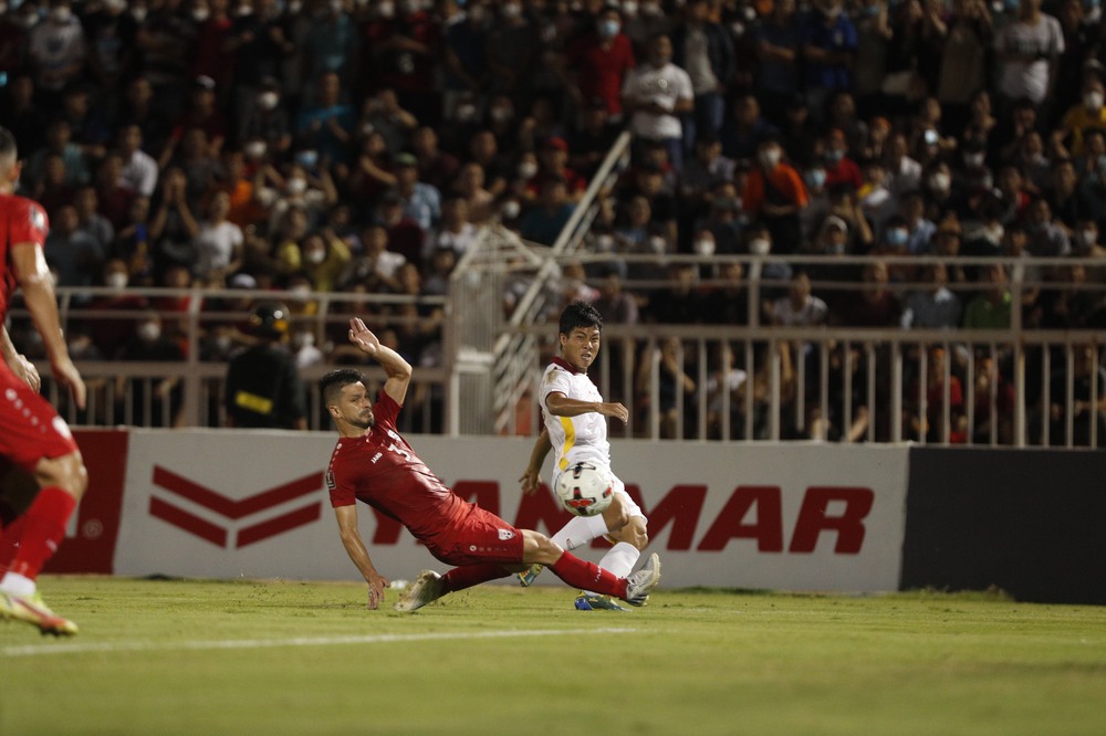 TRỰC TIẾP Việt Nam 0-0 Afghanistan: Văn Lâm liên tục cứu nguy cho đội nhà - Ảnh 1.