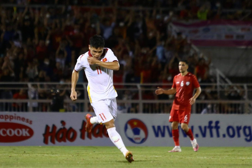 TRỰC TIẾP Việt Nam 2-0 Afghanistan: Anh công nhân của thầy Park tỏa sáng rực rỡ - Ảnh 2.