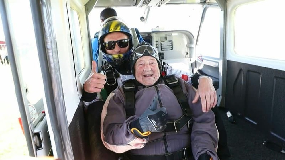 The 103-year-old woman broke the world skydiving record - Photo 1.