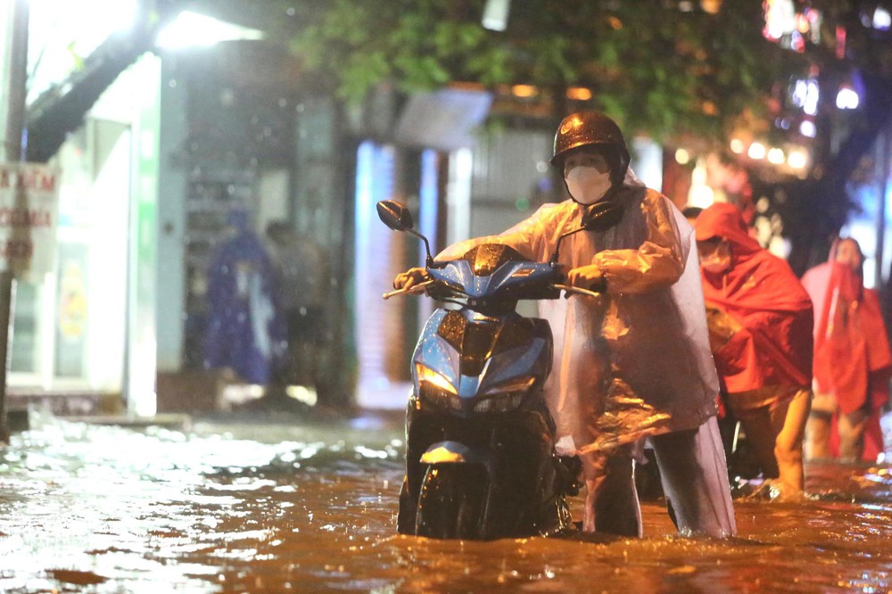 Nhiều tuyến phố tại Hà Nội ‘thành sông’ sau hơn 20 phút mưa trắng trời - Ảnh 2.