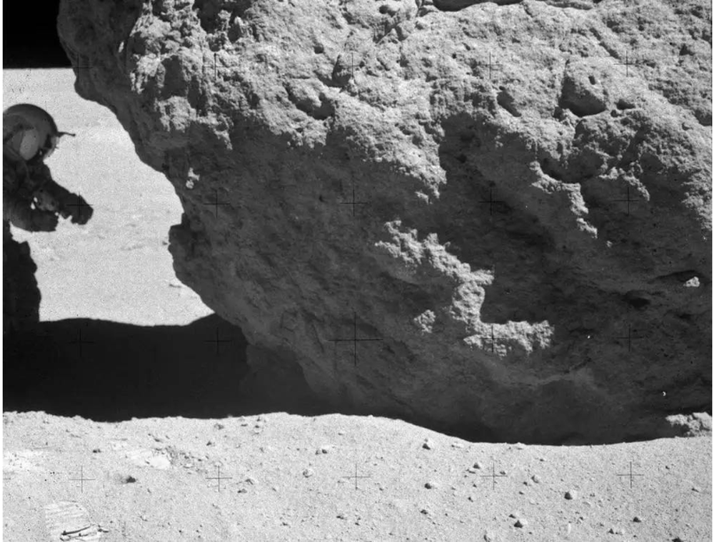 Why do scientists take soil on the Moon to bring back to Earth and not on Mars?  - Photo 1.