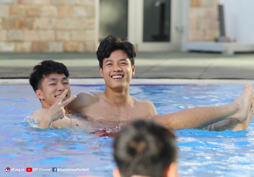 Hot boy U23 Việt Nam Lương Duy Cương khoe body cực phẩm ở bể bơi - Ảnh 2.
