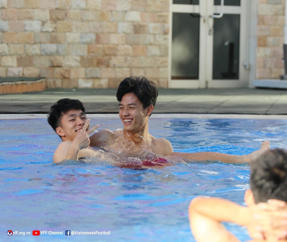 Hot boy U23 Việt Nam Lương Duy Cương khoe body cực phẩm ở bể bơi - Ảnh 3.
