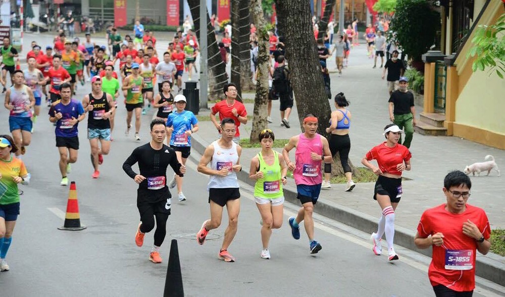Runner bất ngờ ngã gục trên đường đua marathon, Giám đốc BV Thể thao cảnh báo sai lầm chết người - Ảnh 1.