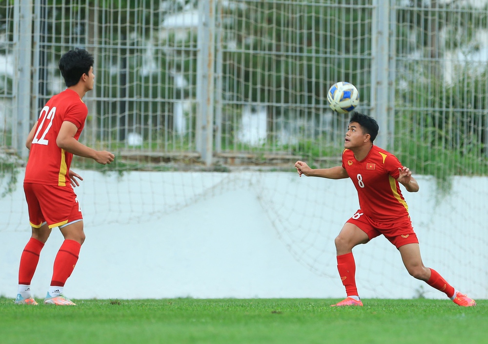 Cầu thủ U23 Việt Nam thay phiên nhau làm thủ môn tạo nên nhiều pha bóng hài hước - Ảnh 2.