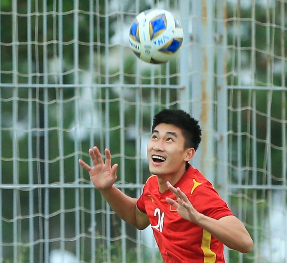 Cầu thủ U23 Việt Nam thay phiên nhau làm thủ môn tạo nên nhiều pha bóng hài hước - Ảnh 3.