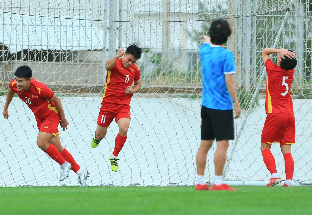 Cầu thủ U23 Việt Nam thay phiên nhau làm thủ môn tạo nên nhiều pha bóng hài hước - Ảnh 4.