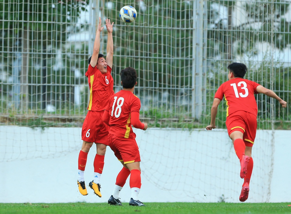 Cầu thủ U23 Việt Nam thay phiên nhau làm thủ môn tạo nên nhiều pha bóng hài hước - Ảnh 5.