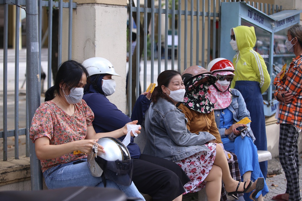 Chùm ảnh cảm động: Phụ huynh nghỉ làm đưa con đi thi, thấp thỏm ngóng trông giữa trời oi bức - Ảnh 8.