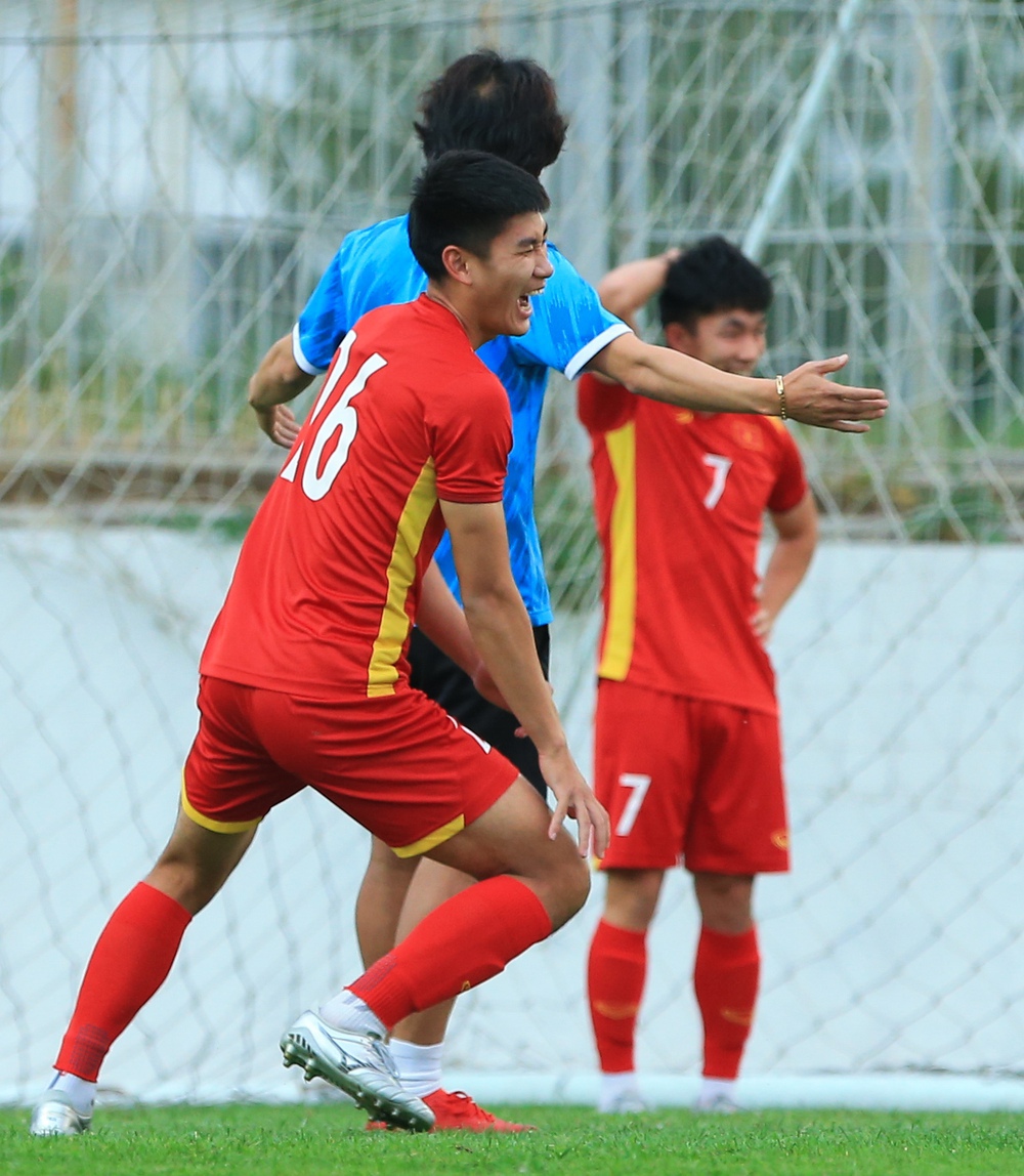Cầu thủ U23 Việt Nam thay phiên nhau làm thủ môn tạo nên nhiều pha bóng hài hước - Ảnh 8.