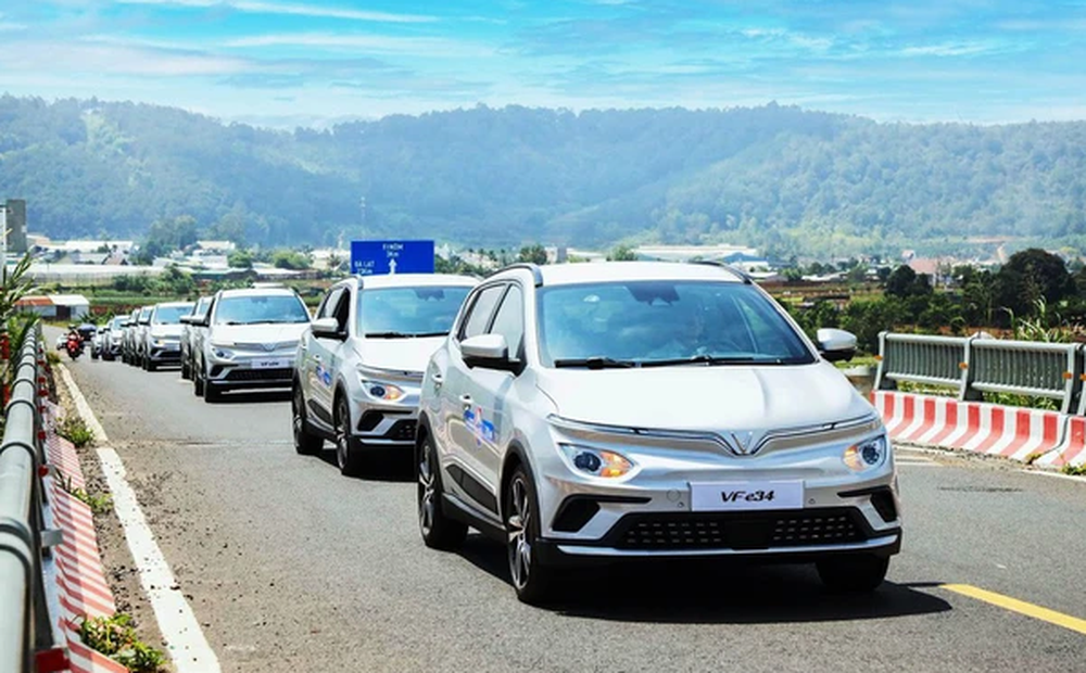 Giữa lúc xăng tăng giá, một hãng taxi truyền thống mua hàng loạt ô tô điện VinFast e34 về phục vụ khách