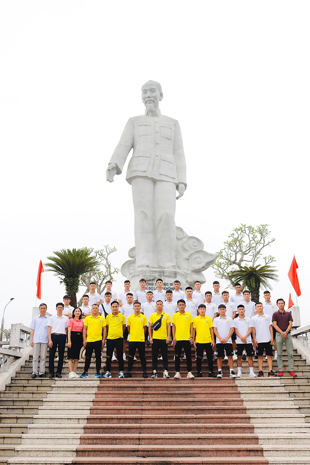 CLB Hoà Bình dâng hương báo công tại tượng đài Bác Hồ và hoạt động thiện nguyện sau giải Hạng Nhì Quốc gia 2022 - Ảnh 1.