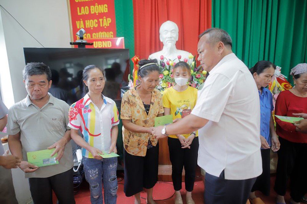 CLB Hoà Bình dâng hương báo công tại tượng đài Bác Hồ và hoạt động thiện nguyện sau giải Hạng Nhì Quốc gia 2022 - Ảnh 3.