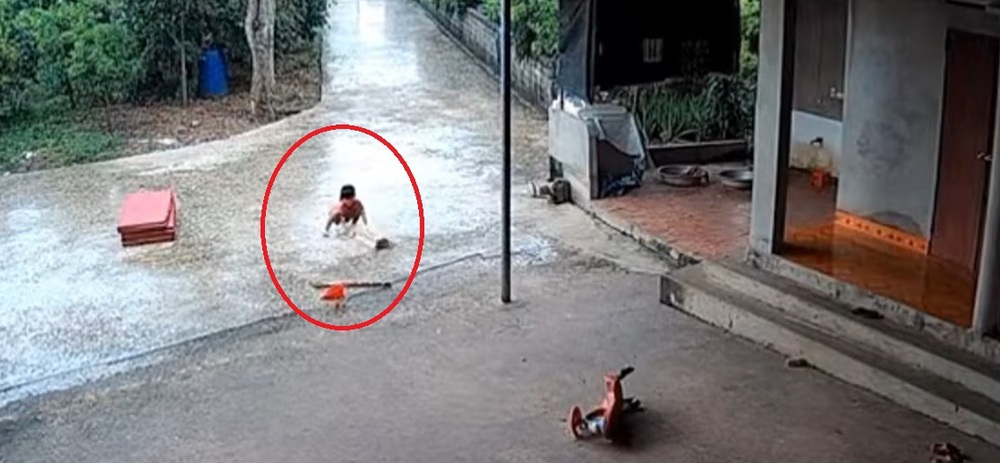 Bé gái đội mưa hì hục giúp mẹ ‘chạy’ đồ đang phơi ở sân khiến ai nhìn cũng cảm phục - Ảnh 4.