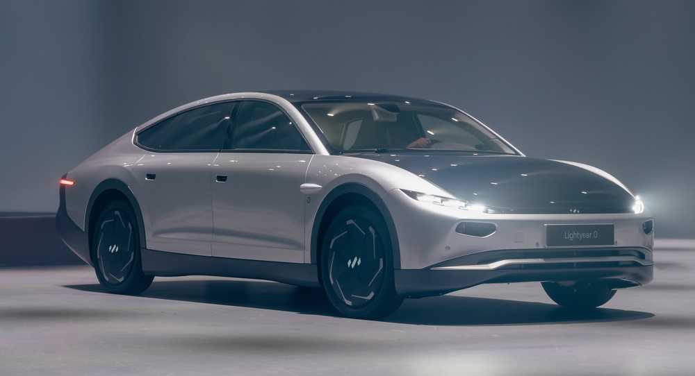 Khủng hơn Tesla, mẫu xe điện Hà Lan có thể đi 7 tháng không cần sạc: Bí mật nào đằng sau? - Ảnh 2.